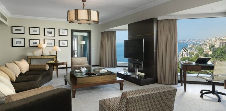 presidential-suite-living-area